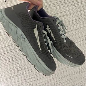 Altra Woman’s Torin 4.5 Plush Quantic Road Grey Running Shoes